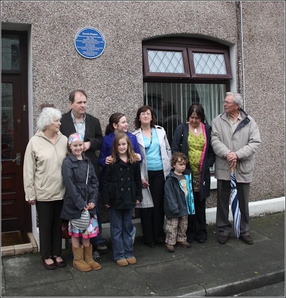 Descendents of Gareth Hughes and Kelvin Guy (second from the left) at the unveiling of the Blue Plaque.