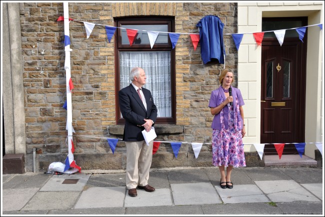 Nia Griffith MP for Llanelli sponsor of the plaque speaks of her respect for Lord Elwyn-Jones Nia Griffith MP for Llanelli sponsor of the plaque speaks of her respect for Lord Elwyn-Jones