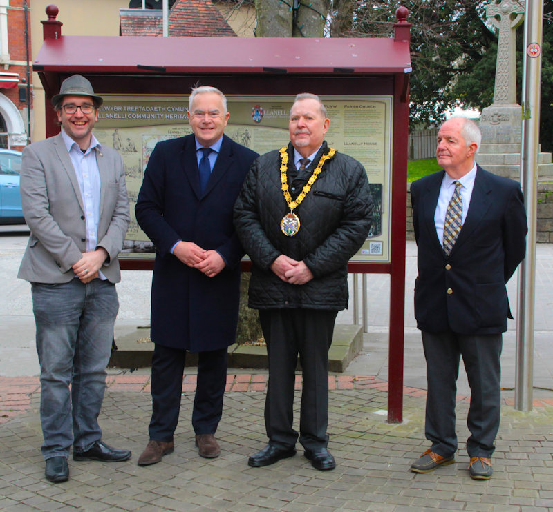 Cllr. David Darkin, Hon. President Huw Edwards, Town Mayor. P.T. Warlow & Chairman, Lyn John